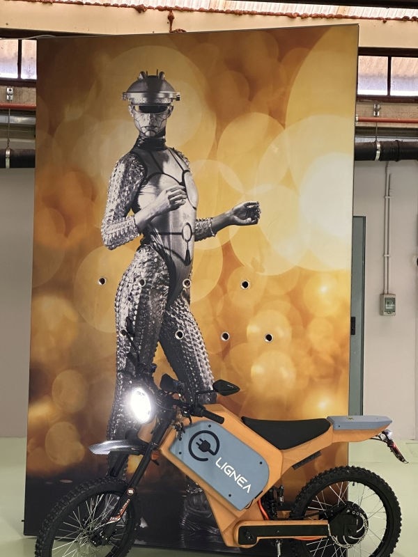 Un italiano ha omologato la prima moto fatta di legno